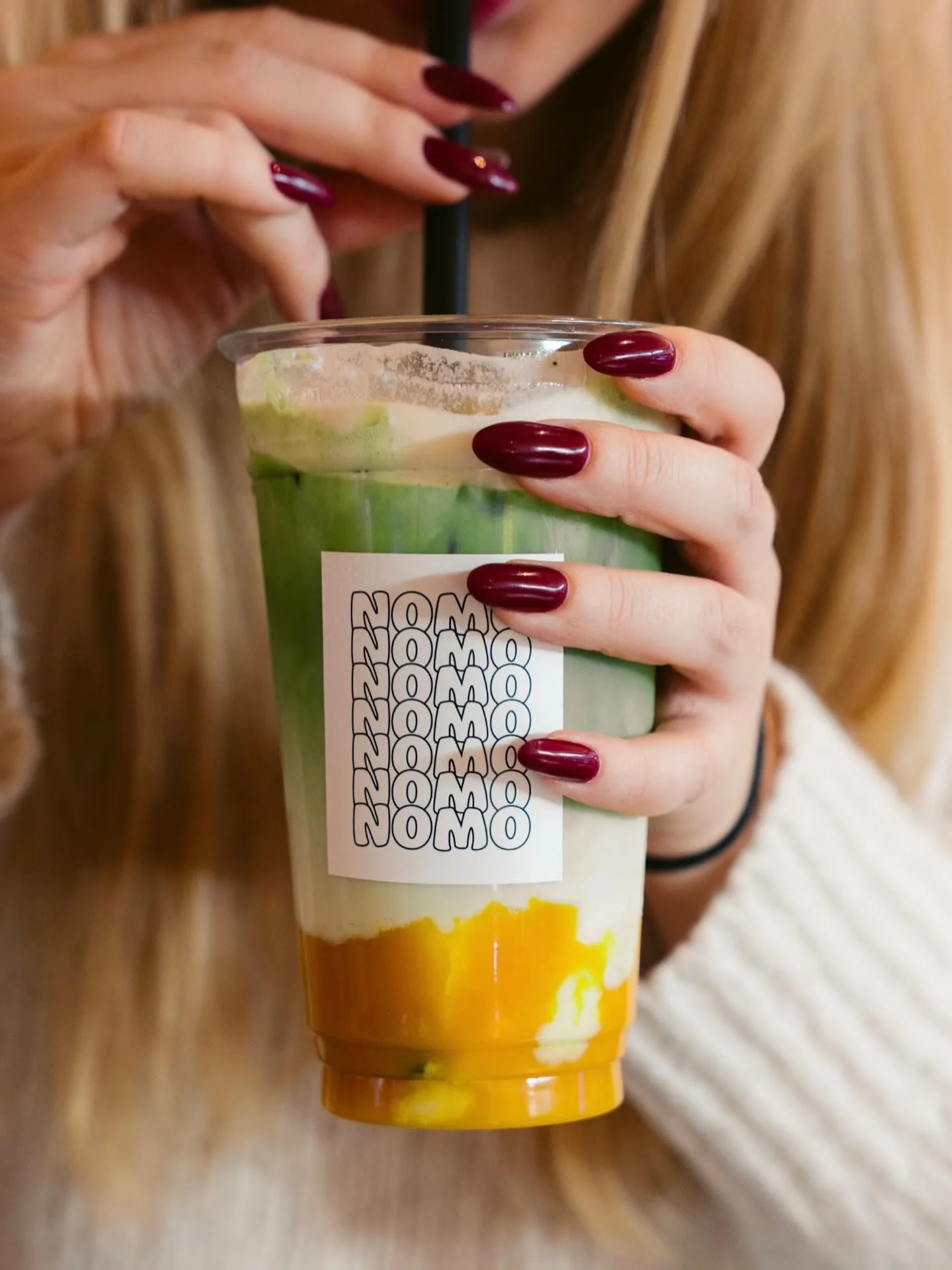 Napój matcha w dłoni